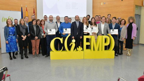 El director del Info, Joaqu&iacute;n G&oacute;mez, junto con los emprendedores premiados