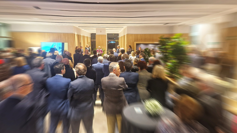 &bull;	La nueva oficina Store Multicentro, que est&aacute; situada en la Gran V&iacute;a Escultor Salzillo de Murcia, y cuenta con 24 gestores especializados en Banca de Negocios y Banca de Particulares, refuerza el compromiso de CaixaBank de estar cerca de sus clientes, eliminando barreras f&iacute;sicas y fomentando un ambiente de confianza y cercan&iacute;a.
