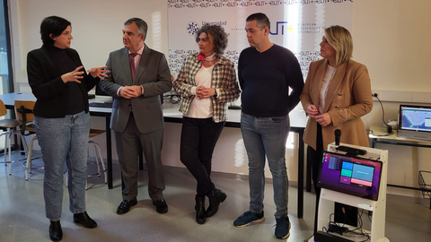 El consejero de Universidades, Juan Mar&iacute;a V&aacute;zquez, visita junto con la alcaldesa de Cartagena, Noelia Arroyo, y la rectora de la Universidad Polit&eacute;cnica de Cartagena, Beatriz Miguel, el laboratorio donde la investigadora Nieves Pav&oacute;n desarrolla una prueba de concepto del departamento de Neurotecnolog&iacute;a, Control y Rob&oacute;tica de la UPCT