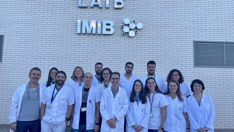 Imagen del grupo de investigaci&oacute;n con el doctor Pablo Pelegr&iacute;n en el centro de la imagen (Foto: UMU)