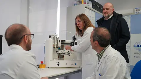 La jefa del Servicio de Dise&ntilde;o Industrial y C&aacute;lculo Cient&iacute;fico de la UPCT, Lola Ojados, y el coordinador del grado en Ingenier&iacute;a Biom&eacute;dica de la UPCT, Joaqu&iacute;n Roca, junto a los doctores del Servicio de Anatom&iacute;a Patol&oacute;gica del Hospital General Universitario Santa Luc&iacute;a, Gin&eacute;s Luengo y Pablo Conesa.