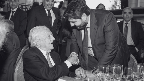 Antonio Mu&ntilde;oz Armero, en un reciente evento, saludando al presidente L&oacute;pez Miras. Al fondo se distingue a Gerardo Cuerva, vicepresidente de la CEOE (izq.) y a Lorenzo Amor, presidente de ATA