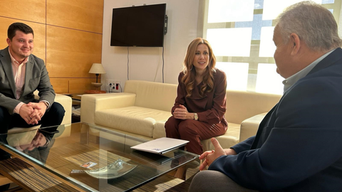 La directora general del SEF, Marisa L&oacute;pez Arag&oacute;n, y el alcalde de Totana, Juan Pag&aacute;n, durante la reuni&oacute;n mantenida esta semana para abordar nuevas v&iacute;as de colaboraci&oacute;n que dinamicen el empleo en el municipio.