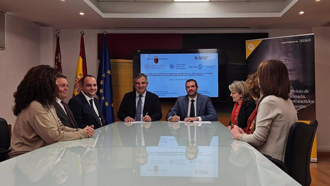 Imagen de la firma del acuerdo de adhesi&oacute;n de la Fundaci&oacute;n Hefame a la C&aacute;tedra EMURI para fomentar la innovaci&oacute;n en el tejido empresarial