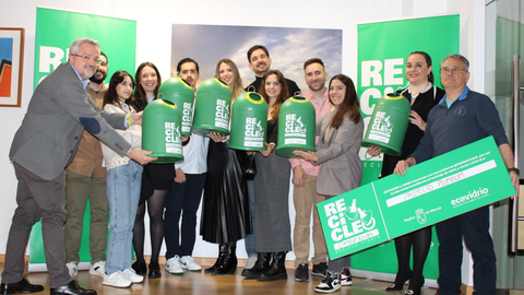 La secretaria auton&oacute;mica de Energ&iacute;a, Sostenibilidad y Acci&oacute;n Clim&aacute;tica, Mar&iacute;a Cruz Ferreira, junto al gerente de Zona de Ecovidrio, Roberto Fuentes, los influencers participantes y el receptor del premio de la campa&ntilde;a 'Recicleo, otro nivel', organizada junto a Ecovidrio.