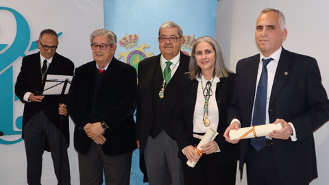 El consejero delegado de Grupo Fuertes, Jos&eacute; Fuertes, junto al presidente de la Academia de Ciencias Veterinarias, C&aacute;ndido Guti&eacute;rrez, y los premiados, Inmaculada Cuesta y &Aacute;ngel Gata