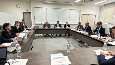 El consejero de Econom&iacute;a, Hacienda y Empresa, Luis Alberto Mar&iacute;n, acompa&ntilde;ado por varios miembros de la misi&oacute;n institucional y comercial a Jap&oacute;n y Corea del Sur, durante una reuni&oacute;n de trabajo en Tokio.