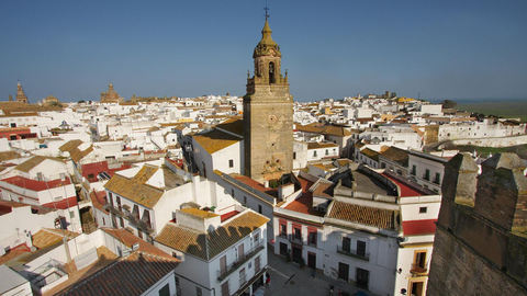 Carmona (Sevilla): La Semana Santa de Carmona es una de las m&aacute;s importantes de la provincia. En ella, los visitantes podr&aacute;n admirar las procesiones que se celebran a diario y en las que participan distintas hermandades en el entorno &uacute;nico de una ciudad de arquitectura monumental y gran belleza. Como curiosidad, en Carmona se encuentra el Sant&iacute;simo Cristo de la Amargura, una imagen de gran valor obra de Jorge Fern&aacute;ndez Alem&aacute;n y que data de 1521, la m&aacute;s antigua de la Semana Santa de Andaluc&iacute;a.