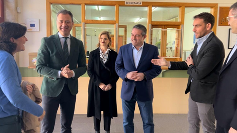 El consejero de Presidencia, Portavoc&iacute;a y Acci&oacute;n Exterior, Marcos Ortu&ntilde;o, el alcalde de Alcantarilla, Joaqu&iacute;n Buend&iacute;a, y el director general de Acci&oacute;n Exterior y Cooperaci&oacute;n, Juan Jos&eacute; Almela, atienden a las explicaciones de la presidenta de Respuestas Solidarias, Mar&iacute;a Jos&eacute; Balibrea, antes del inicio de la charla con los alumnos.