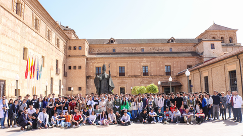 Participantes en las Olimpiadas Cient&iacute;ficas de la UCAM en su Campus de Murcia, acompa&ntilde;ados por Mar&iacute;a Dolores Garc&iacute;a, presidenta de la Universidad, y Estrella N&uacute;&ntilde;ez, vicerrectora de Investigaci&oacute;n