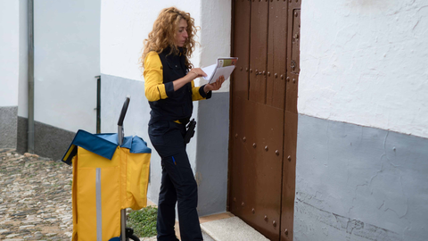 Correos y BBVA lanzan el servicio de entrega de dinero a domicilio en Espa&ntilde;a a trav&eacute;s de la &lsquo;app&rsquo; del banco
