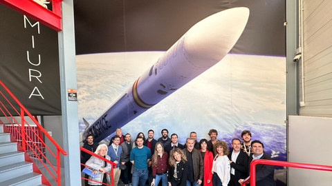 Grupo visitante a la compa&ntilde;&iacute;a aeroespacial PLD Space.