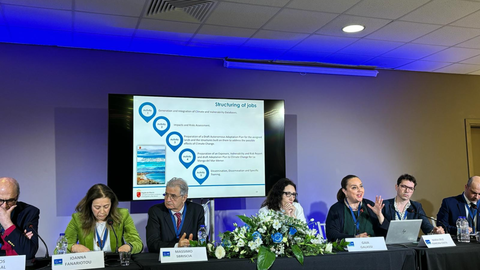 La secretaria auton&oacute;mica de Energ&iacute;a, Sostenibilidad y Acci&oacute;n Clim&aacute;tica, Mar&iacute;a Cruz Ferreira, participa en Grecia en el seminario 'Abordar la vulnerabilidad clim&aacute;tica en las zonas costeras mediante soluciones innovadoras en materia de adaptaci&oacute;n y aumentar la resiliencia en las regiones de la CRPM (Conferencia de Regiones Perif&eacute;ricas Mar&iacute;timas de Europa)'.
