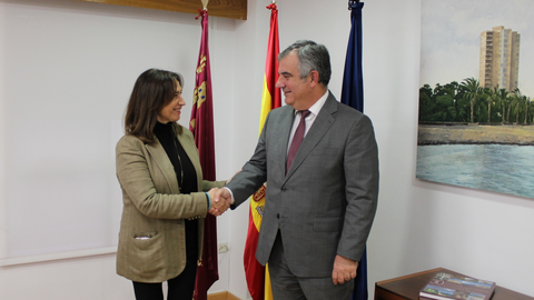 El consejero de Medio Ambiente, Universidades, Investigaci&oacute;n y Mar Menor, Juan Mar&iacute;a V&aacute;zquez, y la directora de la Asociaci&oacute;n Espa&ntilde;ola para la Sostenibilidad Forestal, Ana Bel&eacute;n Ortega, cierran el acuerdo para que la Regi&oacute;n de Murcia sea la sede de la asamblea nacional de PEFC.