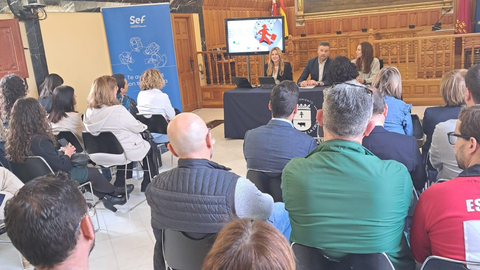 La directora general del SEF, Marisa L&oacute;pez Arag&oacute;n, junto al alcalde de Caravaca de la Cruz, Jos&eacute; Francisco Garc&iacute;a, durante el encuentro con empresarios de la Comarca del Noroeste.