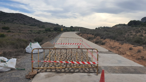 Obras que se est&aacute;n realizando en los accesos del Parque Regional de Calblanque para prevenir los atropellos sobre la fauna.