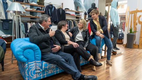 Visita de la alcaldesa Noelia Arroyo a los establecimientos del Centro Comercial Abierto