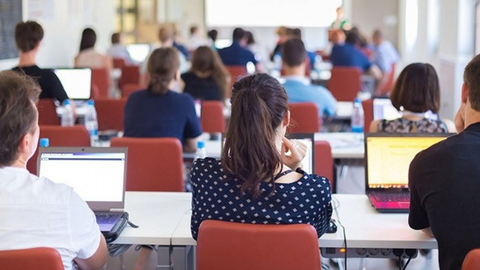 Trabajadores realizando un curso de formaci&oacute;n.