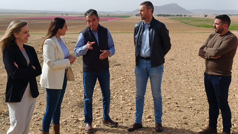 La consejera, Sara Rubira, junto al alcalde de Caravaca de la Cruz, en la finca de zona de monta&ntilde;a 'El Campillo de arriba'.