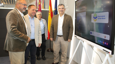 El consejero de Medio Ambiente, Universidades, Investigaci&oacute;n y Mar Menor, Juan Mar&iacute;a V&aacute;zquez, con el responsable del Equipo de Sistemas de Informaci&oacute;n Geogr&aacute;fica y de Teledetecci&oacute;n del IMIDA, Manuel Erena.
