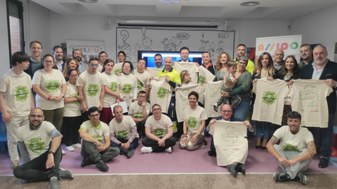La secretaria auton&oacute;mica de Energ&iacute;a, Sostenibilidad y Acci&oacute;n Clim&aacute;tica, Mar&iacute;a Cruz Ferreira, junto con al grupo de ASSIDO que participa en la iniciativa 'Save the Planet'.