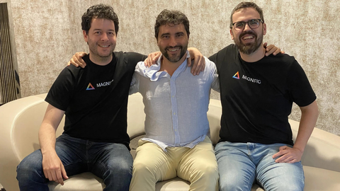 Javi L&oacute;pez (izq.) y Emilio Nicol&aacute;s (der.) junto al malague&ntilde;o Joaqu&iacute;n Cuenca, CEO de Freepik