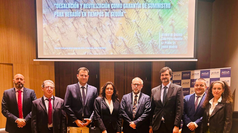 Integrantes de una de las mesas de debate de la jornada "Desalaci&oacute;n y reutilizaci&oacute;n como garant&iacute;a de suministro para regad&iacute;o en tiempos de sequ&iacute;a", organizada por la Asociaci&oacute;n Espa&ntilde;ola de Desalaci&oacute;n y Reutilizaci&oacute;n.