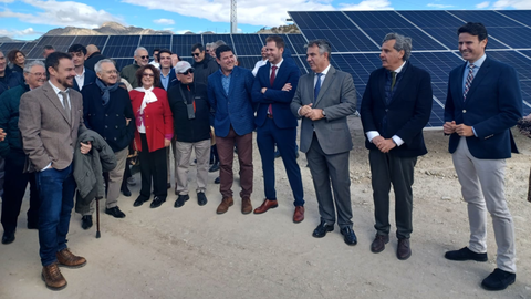El consejero de Medio Ambiente, Universidades, Investigaci&oacute;n y Mar Menor, Juan Mar&iacute;a V&aacute;zquez, junto con el alcalde de Molina de Segura, Jos&eacute; &Aacute;ngel Alfonso, y el presidente de Anpier, Miguel &Aacute;ngel Mart&iacute;nez, durante la inauguraci&oacute;n del Parque Generaci&oacute;n Fotovoltaica en Molina de Segura el pasado mes de febrero.