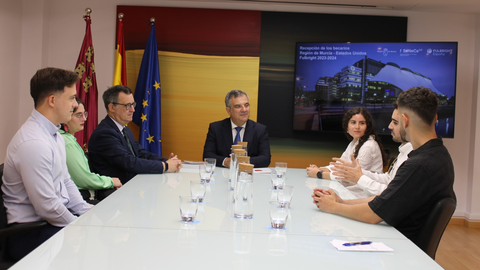 El consejero de Medio Ambiente, Universidades, Investigaci&oacute;n y Mar Menor, Juan Mar&iacute;a V&aacute;zquez, mantiene un encuentro con tres de los cuatro seleccionados que iniciar&aacute;n despu&eacute;s del verano su estancia investigadora, y a los que acompa&ntilde;aron dos de los adjudicatarios de la pasada edici&oacute;n.