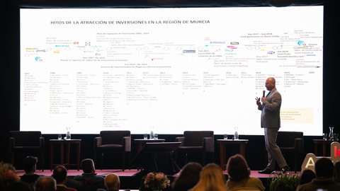 El t&eacute;cnico del Info Fernando Ballesta presenta la UNAI de la Regi&oacute;n en un foro empresarial celebrado en Chile.
