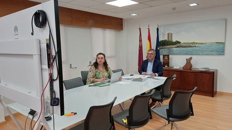 El consejero de Medio Ambiente, Universidades, Investigaci&oacute;n y Mar Menor, Juan Mar&iacute;a V&aacute;zquez, junto a la secretaria auton&oacute;mica, Mar&iacute;a Cruz Ferreira