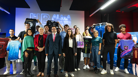 Alberto Ayala, CMO de NAT junto con integrantes de los diferentes equipos en la presentaci&oacute;n del Torneo Alma Mater