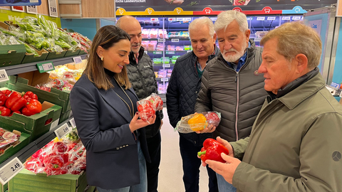 La consejera Sara Rubira en un supermercado de Berl&iacute;n donde se comercializan productos hortofrut&iacute;colas de la Regi&oacute;n de Murcia.