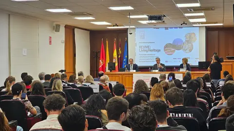 El director general de Ordenaci&oacute;n del Territorio y Arquitectura, Javier Roll&aacute;n, junto al vicerrector de Relaciones Internacionales de la UCAM, Pablo Blesa, durante la inauguraci&oacute;n de la conferencia internacional REVIVE