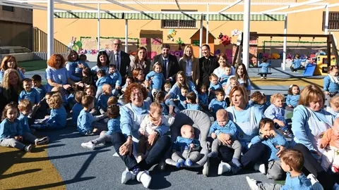 El jefe del Ejecutivo auton&oacute;mico, Fernando L&oacute;pez Miras, visita la Escuela Municipal de Educaci&oacute;n Infantil de Fortuna, acompa&ntilde;ado por la alcaldesa del municipio, Catalina Herrero.