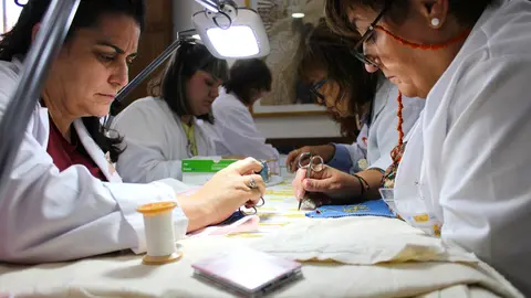 Participantes en la formaci&oacute;n del bordado.