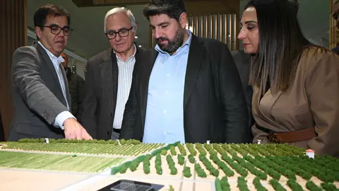 El presidente de la Comunidad, Fernando L&oacute;pez Miras, en la Feria Internacional de Producci&oacute;n y Tecnolog&iacute;a Agr&iacute;cola (Hortifruit) 2025, celebrada en Ifepa, en Torre Pacheco