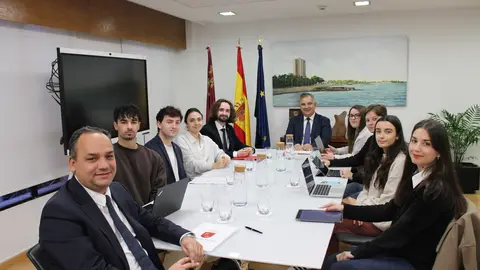 El consejero de Medio Ambiente, Universidades, Investigaci&oacute;n y Mar Menor, Juan Mar&iacute;a V&aacute;zquez, durante la reuni&oacute;n que mantuvo con los representantes de los consejos de estudiantes de la Universidad de Murcia y la Universidad Polit&eacute;cnica de Cartagena.