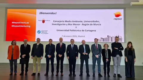 El consejero de Medio Ambiente, Universidades, Investigaci&oacute;n y Mar Menor, Juan Mar&iacute;a V&aacute;zquez, junto al director de Tecnolog&iacute;a y Corporate Venturing de Repsol, Fernando Ruiz; el director de Operaciones de Activos Industriales de la compa&ntilde;&iacute;a energ&eacute;tica, Antonio Mestre; el director del Complejo Industrial de Cartagena, Rafael Quesada, y el rector de la Universidad Polit&eacute;cnica de Cartagena, Mathieu Kessler