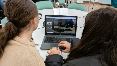 Alumnos en el IES Pedro Garc&iacute;a Aguilera de Moratalla trabajando en el nuevo tour virtual 360 grados de la localidad
