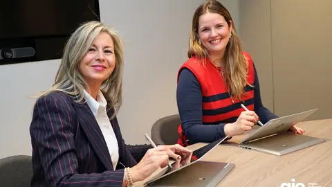 Olga Garc&iacute;a Saz (izq.) y Almudena Abell&aacute;n, presidenta de AJE