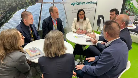 Imagen de la consejera Sara Rubira en una reuni&oacute;n con empresas de tecnolog&iacute;a agr&iacute;cola celebrada en la feria Fruit Log&iacute;stica