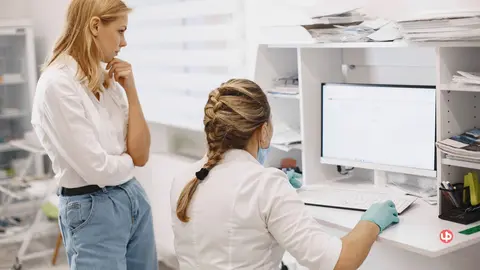 Expertos advierten que la IA sanitaria a&uacute;n requiere validaci&oacute;n humana constante.