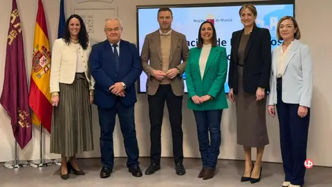 La consejera Sara Rubira junto a los representantes de los cinco Grupos de Acci&oacute;n Local de la Regi&oacute;n de Murcia.