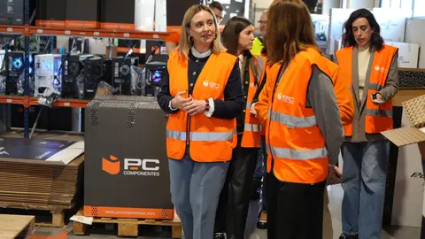 La consejera de Pol&iacute;tica Social, Familias e Igualdad, Conchita Ruiz, durante su visita a la empresa PC Componentes, reconocida con el Distintivo regional de Igualdad, DIERM