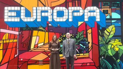 La consejera de Empresa, Empleo y Econom&iacute;a Social, Marisa L&oacute;pez Arag&oacute;n, junto con el consejero de Industria de la Representaci&oacute;n Permanente de Espa&ntilde;a en la Uni&oacute;n Europea, Gabriel Gal&aacute;n.