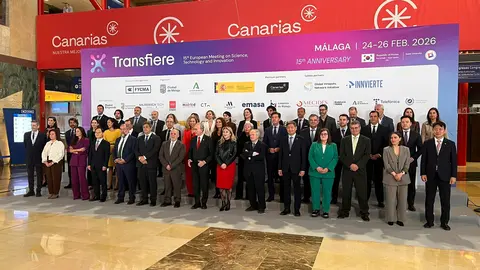 El consejero de Medio Ambiente, Universidades, Investigaci&oacute;n y Mar Menor, Juan Mar&iacute;a V&aacute;zquez, en la foto oficial previa a la inauguraci&oacute;n de la XV edici&oacute;n de Transfiere 2026.