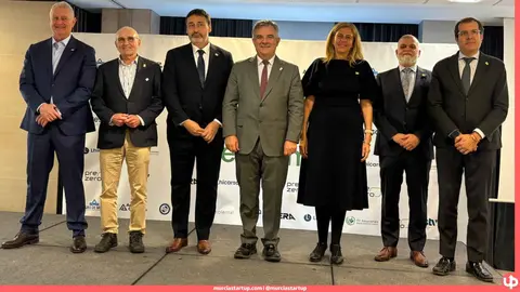 El consejero, Juan Mar&iacute;a V&aacute;zquez, junto al presidente de AEMA, Daniel Robles y los expresidentes de esta asociaci&oacute;n Andr&eacute;s Gil y Francisco Hurtado, as&iacute; como el presidente de la Autoridad Portuaria de Cartagena , Pedro Pablo Hern&aacute;ndez y la concejala de el Ayuntamiento de Murcia, Mercedes Bernab&eacute;, reconocidos durante el veinticinco aniversario de AEMA.