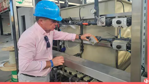 El director del Imida, Andr&eacute;s Mart&iacute;nez, durante una de las visitas realizadas a empresas del sector en Flandes.