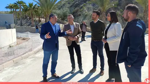 La consejera, Sara Rubira, durante su visita a las instalaciones de la EDAR de Abanilla.